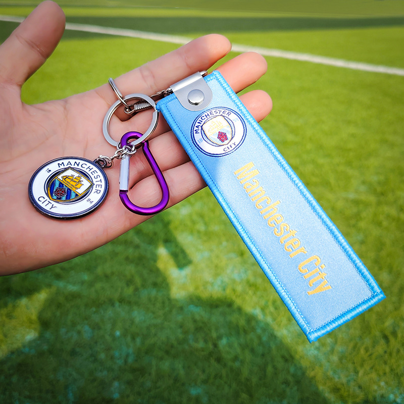 Decoración colgante de doble cara, colorida, del Manchester City en morado.