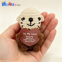 Poupée amigurumi phoque mignon et dodu en crochet fait main, tenant une carte d'encouragement positive, soutien émotionnel