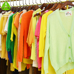 Americano barato de alta calidad fardo de ropa para los compradores venta suéter - Product Image 1