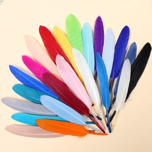 Plumes d'oie blanches naturelles brutes de 10-15 cm (4-6 pouces) – Lot de 100 pour DIY, chapeaux, cadeaux <span class=keywords><strong>et</strong></span> emballages – Vente en gros - Product Image 3