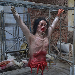 Exklusive Bewegliche Halb-Torso-Geisterfigur mit Freiliegenden Eingeweiden und Leuchtenden Augen für Halloween-Dekorationen - Product Image 3