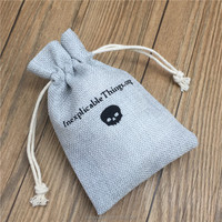 Pochette à bijoux en jute gris clair recyclable avec logo imprimé personnalisé Petit sac à bijoux en chanvre lin jute Peigne sacs à cordon en toile de jute