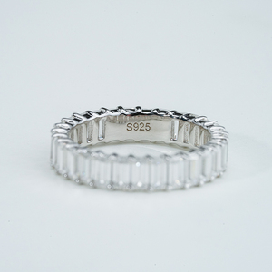 แหวนเงินแท้ S925 ประดับมอสซาไนต์ทรงเหลี่ยมมรกตขนาด 2*4 มม. จาก Starsgem - แหวนเงินประดับมอสซาไนต์ลาย "Passage of Time" - Product Image 4