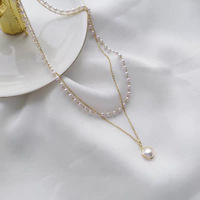 Collier ras du cou tendance de luxe léger pour femme, avec chaîne plaquée or, perles d'imitation et pendentifs breloques en métal style baroque