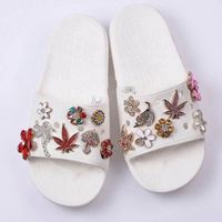 Strass personnalisés en gros luxe bling fleurs fruits amour feuilles breloques de chaussures en métal pour la décoration sabot chaussures décoration