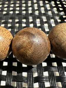 สร้อยข้อมือไม้กฤษณาฮานห์ฮัววินเทจขนาด 13 มม. – ไม้กฤษณาฮ์ฮัววินเทจที่ผ่านการบ่มแบบ 'รุค' ลายไม้โบราณ กลิ่นหอมหวานเข้มข้นหายาก - Product Image 5