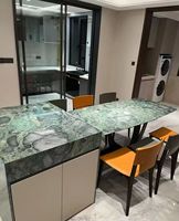 Comptoir d'îlot de cuisine en marbre vert, dalle polie de grande taille pour hôtel, villa, salle de bain, panneaux muraux sandwich cannelés, carreaux de sol pour escalier