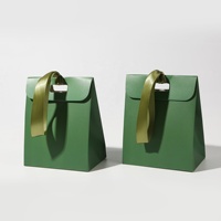 Europäische Moderne Minimalistische Weiße Karton-Geschenktüte mit Geprägter Schleife und Bandgriff für Süßigkeiten