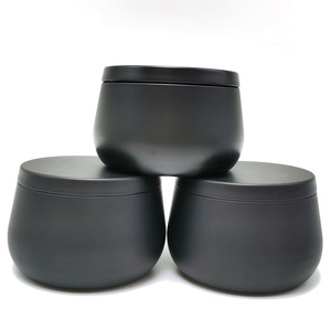 カスタマイズ可能な丸型装飾パッケージ、赤いキャンドル缶ホルダー、黒色8オンス、蓋付き - Product Image 1