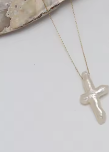 Collar de Perlas Barrocas con Diseño de Cruz Asimétrica y Cadena de Clavícula con Garra de <span class=keywords><strong>Pollo</strong></span> Dorada para Mujer - Product Image 2