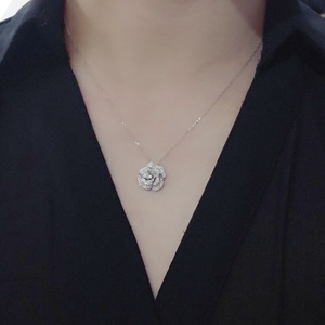 Collana Vintage con Ciondolo a Fiore di Camelia Traforato e Cristalli per Donne, Gioiello a Catena per Clavicola in Stile Francese - Product Image 3