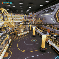 Aire de jeux sur le thème de l'espace avec toboggans, piscine à balles et jeux interactifs pour enfants, aire de jeux intérieure