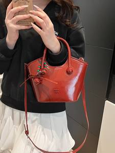 กระเป๋าถือสะพายข้างสีแดงราคาโรงงาน กระเป๋าถือทรงถังพรีเมียมสำหรับงานแต่งงาน กระเป๋าถือแบบถือหรือสะพายไหล่เดียว - Product Image 3