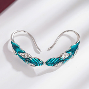 Orecchini a Perno con Piuma in Smalto e Micro Pavé di Zirconi per Donne, Gioielli Eleganti e alla Moda - Product Image 6