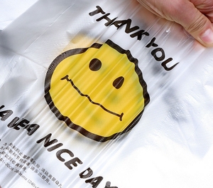 Bolsas de Plástico para Compras con Impresión de Grabado de Alta Calidad y Bajo Costo, Hechas con Materiales Reciclados, Personalizables para Supermercados y Exhibiciones - Product Image 2