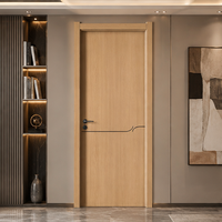 Porte en panneau plat en composite bois-plastique (WPC) écologique avec design à lignes courbes, décoration minimaliste, apparence tendance, fabrication en usine