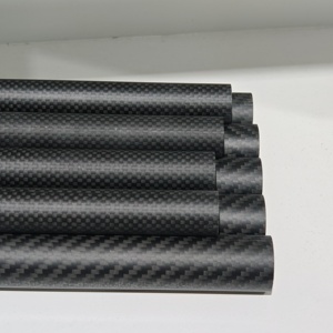 Los componentes estéticos del coche deportivo de fibra de carbono mate a rayas se fabrican mediante el moldeado de tubos huecos. - Product Image 1