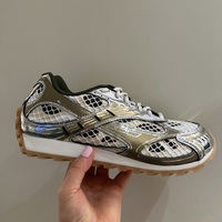 Vente en gros de baskets rétro argentées grises avec empeigne en mesh superposé |   Chaussures directement de l'usine