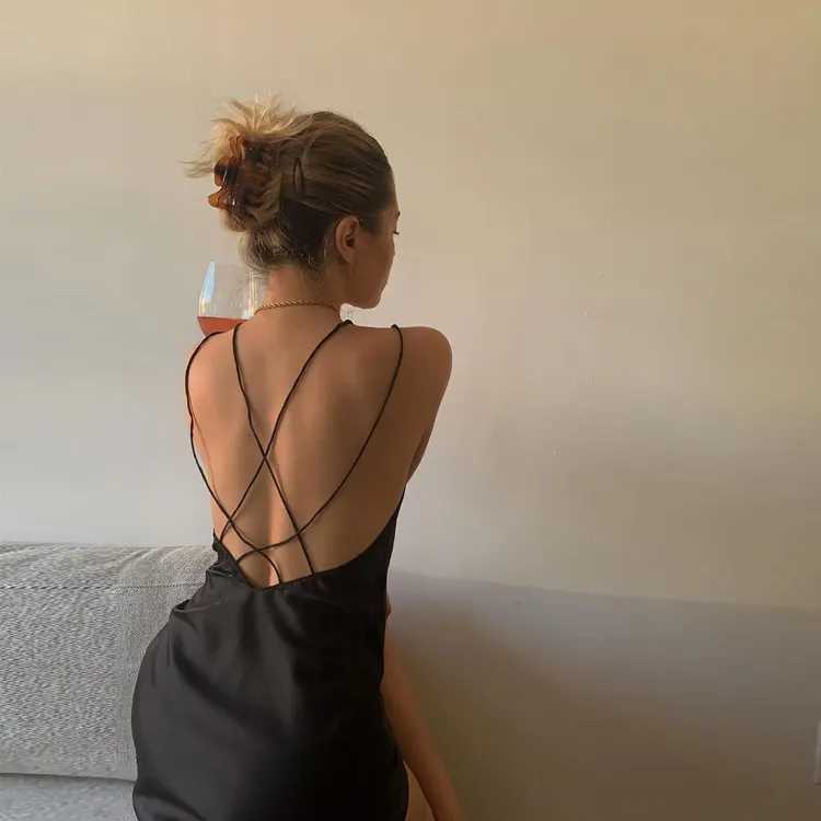 Clacive – robes d'été en Satin pour femmes, nouvelle collection 2022, bretelles Spaghetti, dos torsadé, noir, robes croisées élégantes, décontractées