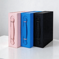Boîtes cadeaux en papier rigides avec couvercle magnétique pliable, logo personnalisé en relief, vêtements et chaussures de luxe, avec poignée en cuir PU