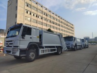 Camion compacteur de déchets Sinotruk Howo 4x2 à pompe manuelle diesel, chargement arrière, pour la collecte des déchets municipaux et l'assainissement