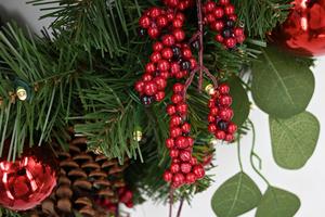 Ventes chaudes, couronne artificielle personnalisée de Noël avec aiguilles de pin, baies rouges, cône de pin et nœud rouge - Product Image 5