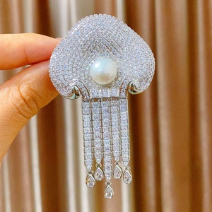Broche Méduse de Luxe Légère Style Reine à Pompons, Perle d'Eau Douce Haut de Gamme, Bijou Tendance en Cuivre – Meilleure Vente - Product Image 1