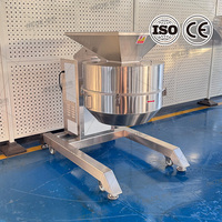 Grote industriële frietmachine en machine voor het snijden van fruit en groenten voor het grootschalig snijden van aardappelen en witte radijzen