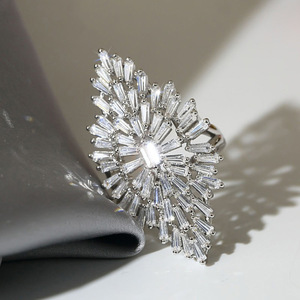 Anello Statement Quadrilatero Marquise per Donna, Gioiello di Lusso da Indossare a Feste - Product Image 1