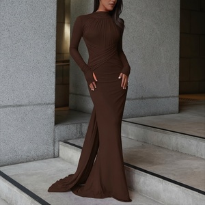 Robe longue marron très appréciée pour femme, à manches longues, col montant, dos ouvert, froncée, pour occasions formelles - Product Image 1