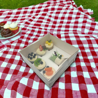 Boîte d'emballage de gâteau à bento en carton personnalisé 4 6 12 trous à quantité minimale de commande bas avec couvercle transparent en PET pour biscuits boîte d'emballage de dessert cupcake