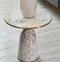Table console moderne avec plateau en pierre frittée élégant et base en métal sculpté, écologique et facile à nettoyer