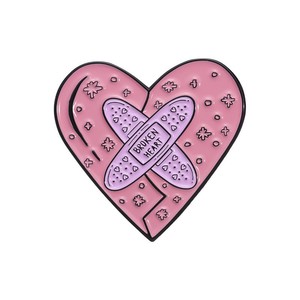 Pin de esmalte 3D de corazón personalizado al por mayor, con la inscripción 'She Is Fierce', regalo de joyería para amigos, impreso en letterpress, de metal pintado para ropa y mochilas - Product Image 4