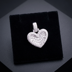 จี้รูปหัวใจประดับเพชรโมอิสซาไนต์สำหรับทุกเพศ แบรนด์ Luxira Jewels สไตล์ฮิปฮอป เหมาะสำหรับงานปาร์ตี้ พร้อมสร้อยคอแบบไอวี่ ประดับด้วยหินบาแกตต์ ชุบโรเดียม ของขวัญเครื่องประดับ - Product Image 1