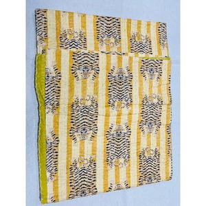 Funda de colchón Kantha de algodón distintiva, elaborada con estampado en bloques detallado y costuras hechas a mano para un aspecto de ropa de cama relajada. - Product Image 2