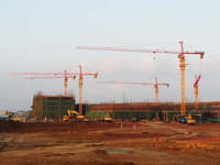 Grue à tête plate T6013-6, hauteur de levage max. 200 m, pour travaux de construction et d'ingénierie immobilière