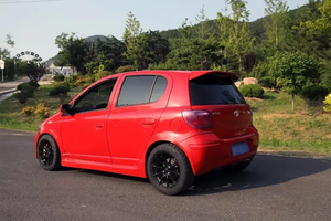Toyota Vitz/<span class=keywords><strong>Yaris</strong></span> <span class=keywords><strong>1.3</strong></span> Automatica Usata del 2016 - Berlina Compatta Moderna con Guida a Sinistra, Ottima Economia, Affidabile per la Città - Product Image 2