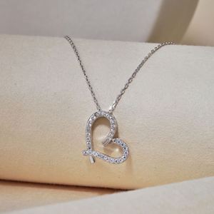 Collar con Colgante de Plata de Ley 925 y Oro de 18K con Diseño Encantador y Moderno de Dylam, con Diamantes de Circonia Cúbica 5A en Forma de Corazón - Product Image 6