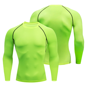 T-shirt de compression de performance pour hommes, coupe ajustée, vente en gros, idéal pour l'entraînement et la gym, avec design et logo personnalisés - Product Image 5