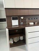 Buffet moderne, armoire de rangement en bois sur mesure avec éclairage LED et porte vitrée pour salle à manger
