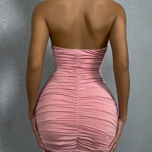 Robe courte sexy sans manches OEM pour la plage, robe mini plissée rose à découpes pour femmes - Product Image 4