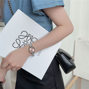 Reloj de Cuarzo para Mujer, Acero Inoxidable, Esfera Redonda de 30 mm, Pantalla Analógica con Fecha, Correa Milanesa, Elegante y Moderno, Cierre Plegable - Product Image 4