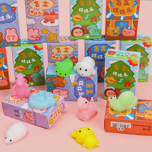 กล่องของขวัญของเล่นบีบสัตว์น่ารักนุ่มนิ่ม TPR จาก Luckykoo สำหรับเด็ก ของเล่นบีบโมจิคลายเครียด น่ารักแบบคาวาอิ กล่องสุ่ม - Product Image 1