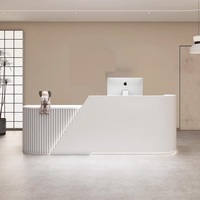 Bureau de réception en forme de L, en bois massif, moderne, minimaliste, avec panneaux cannelés, éclairage LED, écologique, durable, pour hôpital, supermarché