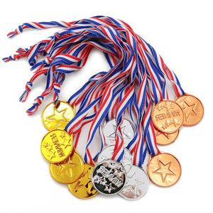 Medallas de Premio Personalizables para Niños en Plástico Dorado con Cinta para el Cuello, para Fiestas, Deportes y Juegos - Product Image 1