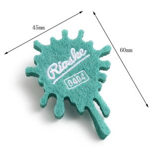 Pin de seguridad personalizado: insignia de plástico, botón bordado, insignia de fieltro o de hojalata para regalos - Product Image 6