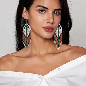 Boucles d'oreilles pendantes bohèmes extra longues en perles de rocaille faites à la main AHAYA, grandes boucles d'oreilles à pampilles pour femmes - Product Image 2