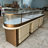 Présentoirs à bijoux de luxe avec cadre doré incurvé, vitrine LED en verre trempé pour boutique de bijoux, centre commercial, magasin de détail