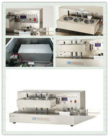 Équipé de la machine de scellage de bouteilles de scellant de papier d'aluminium de bureau de production de petit lot de convoyeur