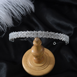 Serre-tête de mariée de style européen et américain, luxueux, en zircon, élégant, accessoires pour cheveux, <span class=keywords><strong>couronne</strong></span> de créateur pour robe de mariée, <span class=keywords><strong>fleurs</strong></span>, vente en gros - Product Image 4